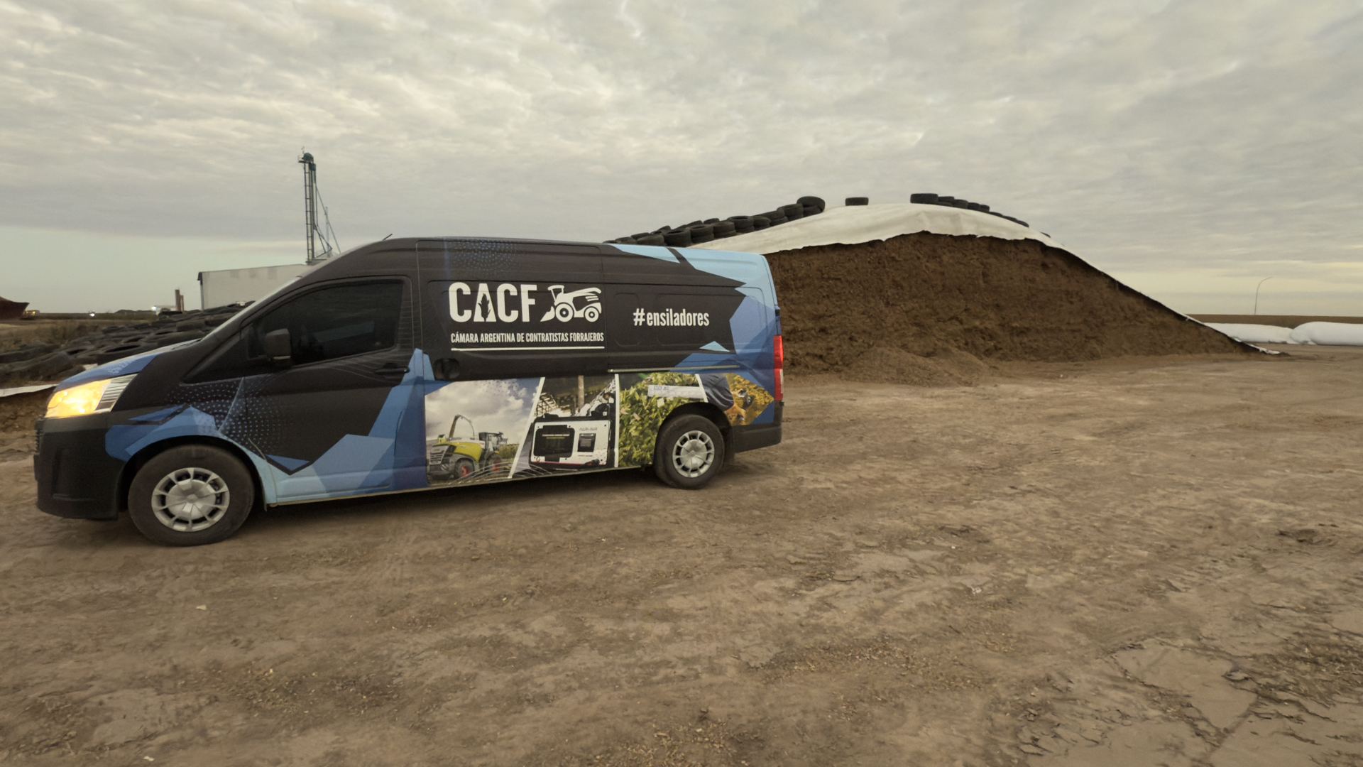 Laboratorio móvil CACF junto a silo bolsa en establecimiento argentino